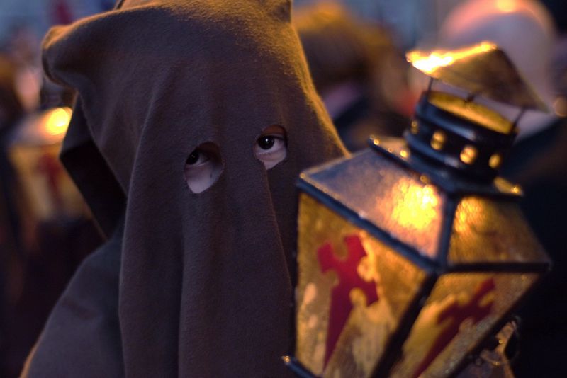 Un nazareno de la Hermandad del Silencio, en Jaén.