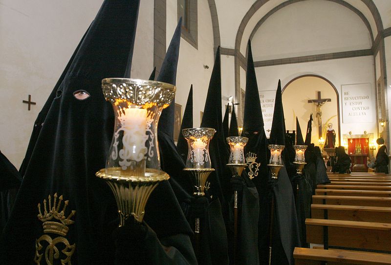 Miembros de la Cofradía de los Dolores salen de la Iglesia de los Dolores, en Ferrol.