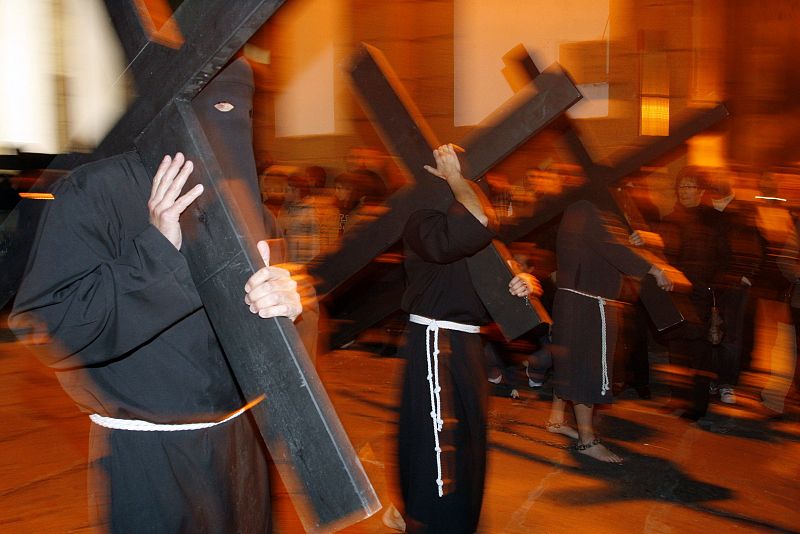 La Cofradía de los Dolores, en Ferrol, durante la procesión de la Penitencia.