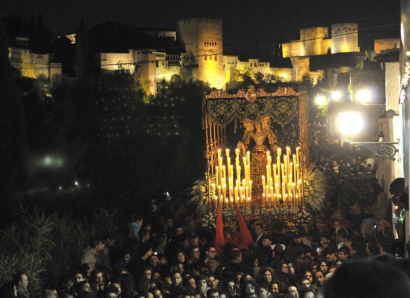 La cofradía del Santísimo Cristo del Consuelo y María Santísima del Sacromonte, en Granada.