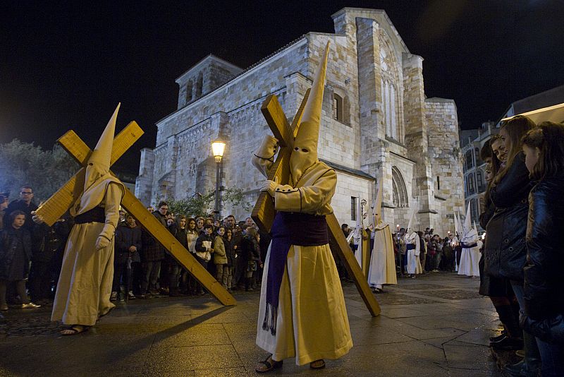 PENITENTE HERMANDAD DE JESÚS YACENTE