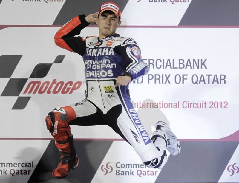 Jorge Lorenzo salta en el podio para celebrar su primera victoria de la temporada.