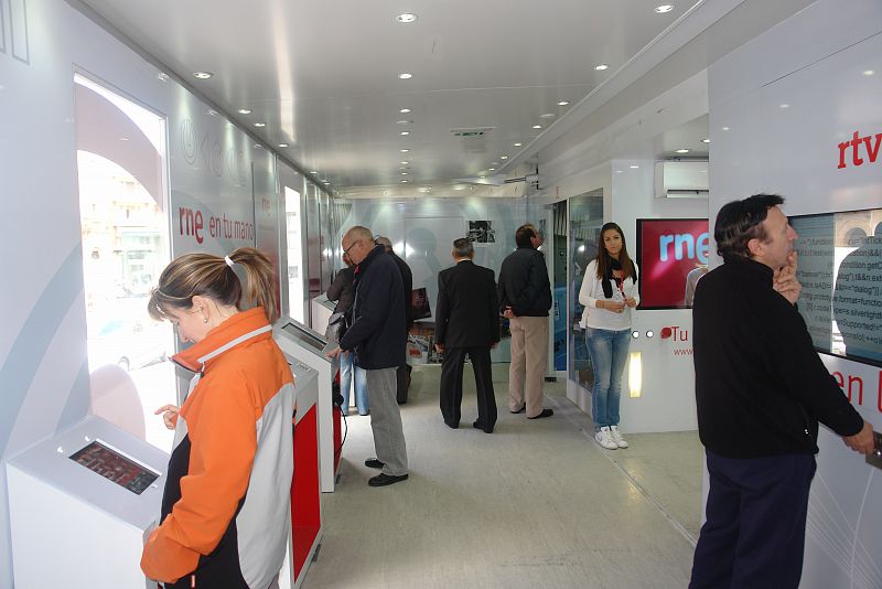 Radio Nacional de España en Teruel ha celebrado el 75º aniversario de la radio pública con una programa especial emitido desde la plaza de San Juan, en el centro histórico de la ciudad, donde se ha instalado la exposición itinerante de la emisora.