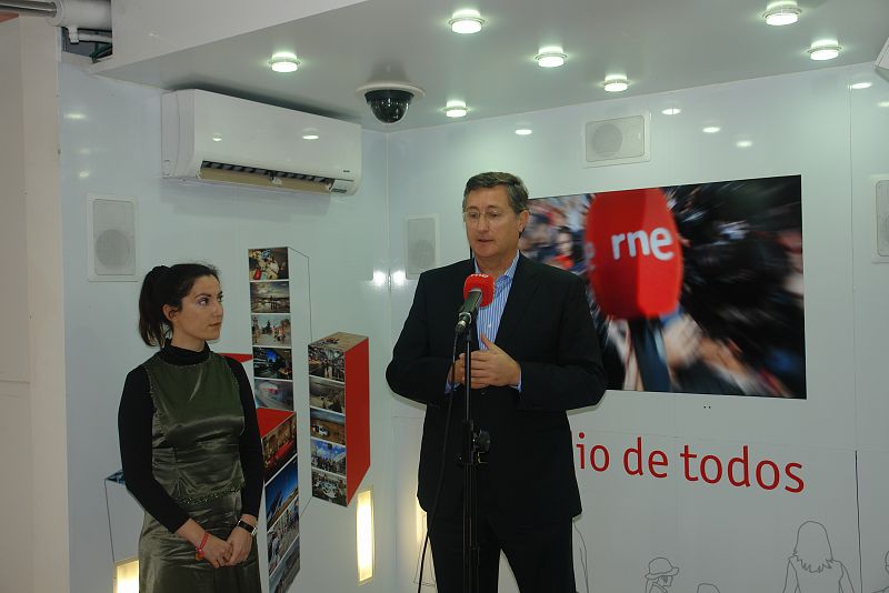 Radio Nacional de España en Teruel ha celebrado el 75º aniversario de la radio pública con una programa especial emitido desde la plaza de San Juan, en el centro histórico de la ciudad, donde se ha instalado la exposición itinerante de la emisora.