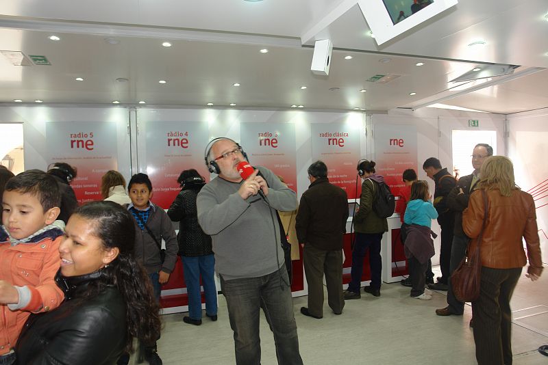 Radio Nacional de España en Teruel ha celebrado el 75º aniversario de la radio pública con una programa especial emitido desde la plaza de San Juan, en el centro histórico de la ciudad, donde se ha instalado la exposición itinerante de la emisora.