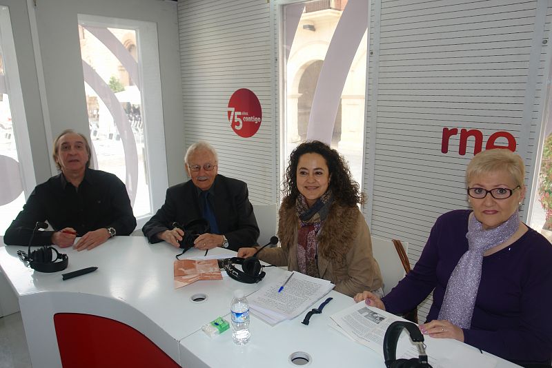 Radio Nacional de España en Teruel ha celebrado el 75º aniversario de la radio pública con una programa especial emitido desde la plaza de San Juan, en el centro histórico de la ciudad, donde se ha instalado la exposición itinerante de la emisora.