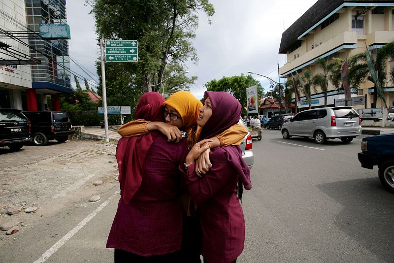 Mujeres de la provincia indonesia de Aceh se abrazan tras el terremoto de 8.7 que ha tenido su epicentro frente a su costa