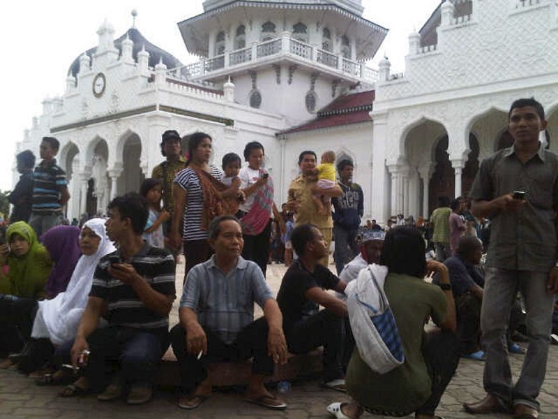 Gente reunida ante la mezquita de Baiturrahman tras el temblor