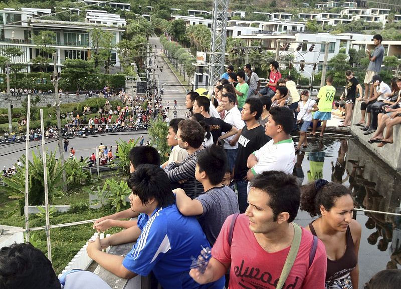 Turistas extranjeros se ponen a salvo en una azotea en Pnew Phuket, Tailandia