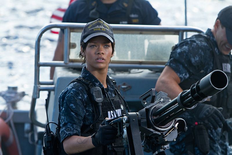 Rihanna es la dura oficial Cora Raikes en Battleship