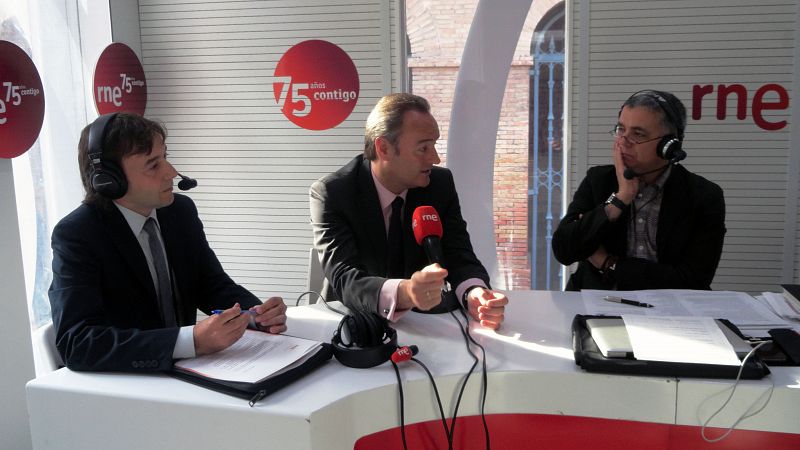 El presidente valenciano, Alberto Fabra (en el centro), ha sido entrevistado por Juan Ramón Lucas.