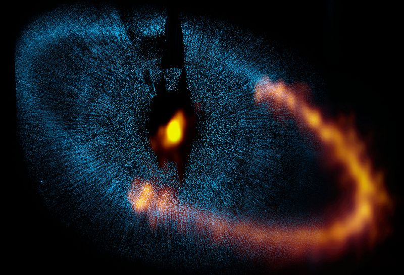 Utilizando el Atacama Large Millimeter/submillimeter Array (ALMA), los astrónomos han descubierto que los planetas que orbitan la estrella Fomalhaut deben ser mucho más pequeños de lo que se pensaba en un principio.