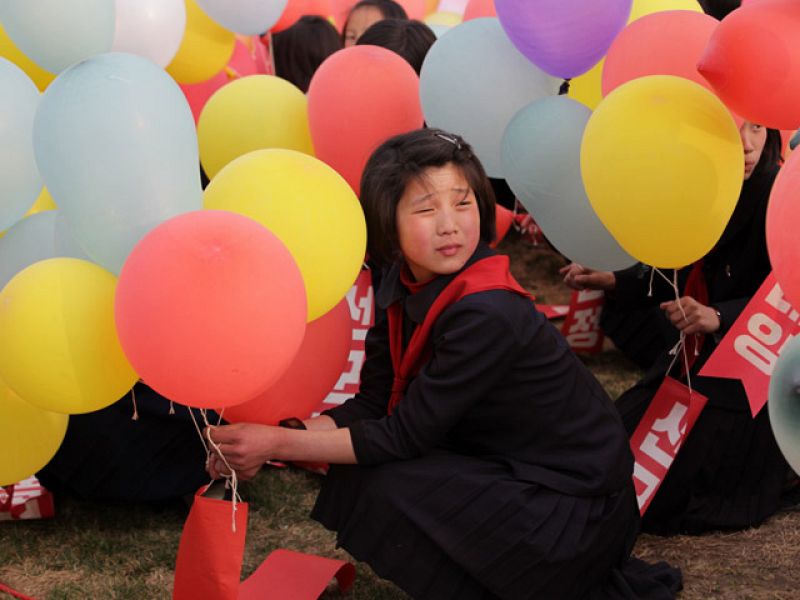 La plaza estaba decorada con coloridos globos y pancartas, y también se lanzaron fuegos artificiales.