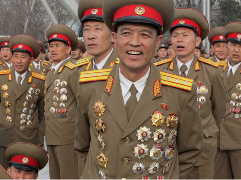 Militares sonrientes durante la ceremonia en Pyongyang.