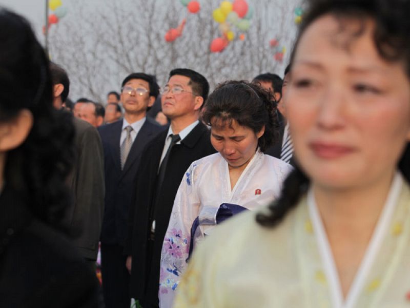 Hombres y mujeres se han congregrado en la colina de Mansudae en Pyongyang.