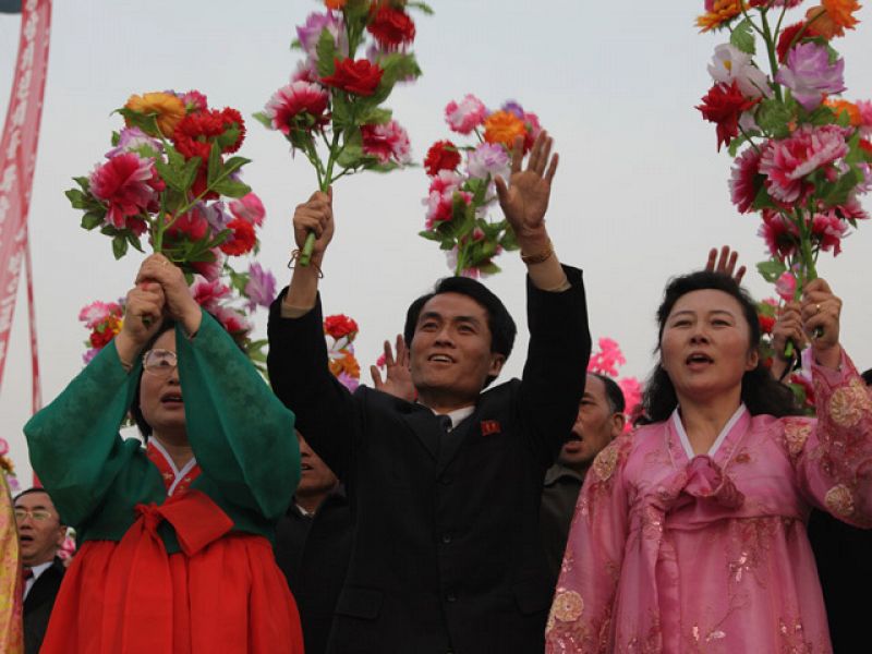 Miles de congregados en el lugar, que antes habían depositado ofrendas florales en la plaza.