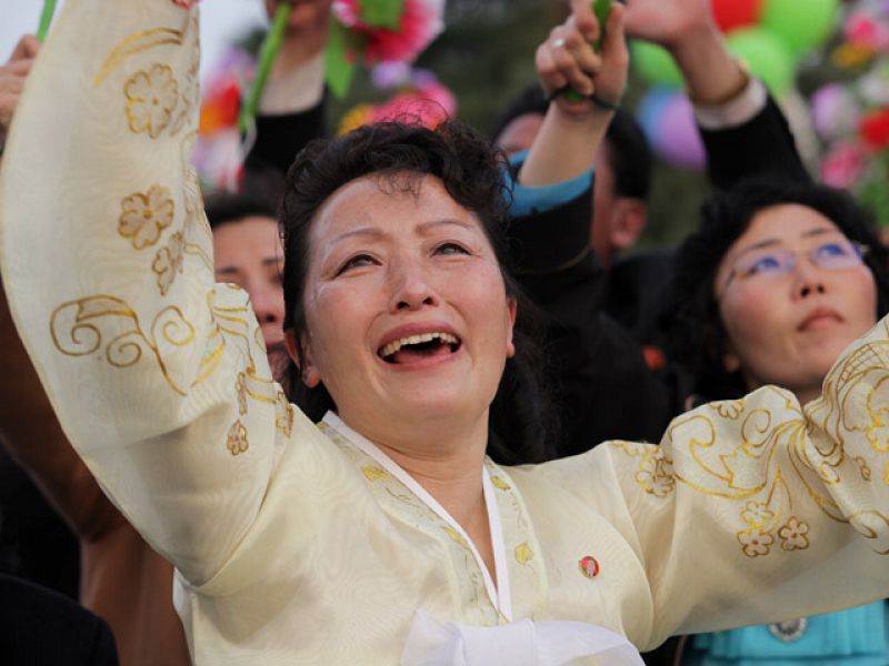 Una norcoreana, emocionada durante los actos del centenario del fundador del régimen.