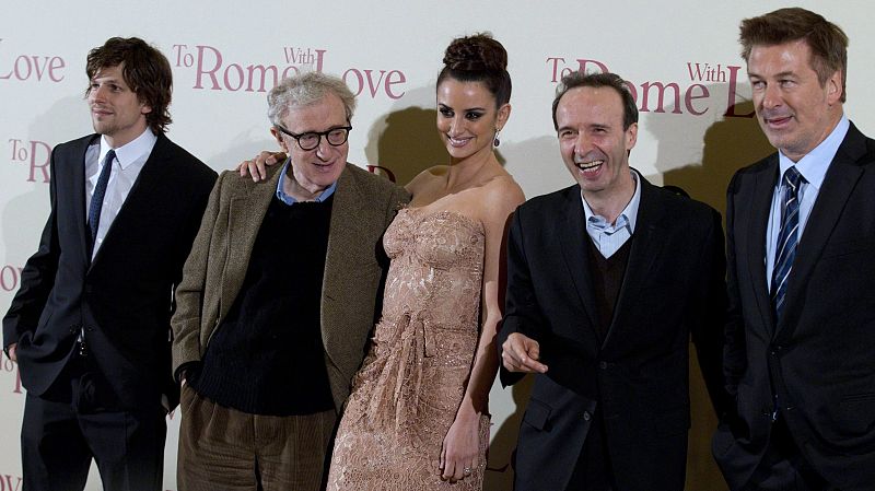 El cineasta Woody Allen, director de 'A Roma con amor', junto a algunos de los actores de su nueva película. De izquierda a derecha: Jesse Eisenberg, Woody Allen, Penélope Cruz, Roberto Benigni y Alec Baldwin. EFE/ CLAUDIO PERI