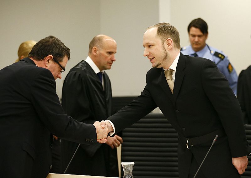 Breivik saluda al psiquiatra al psiquiatra Agnar Aspaas