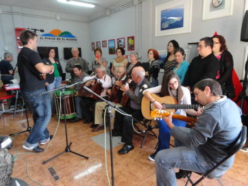 Un momento de la actuación de Taicares, grupo folclórico del municipio de El Pinar de El Hierro.