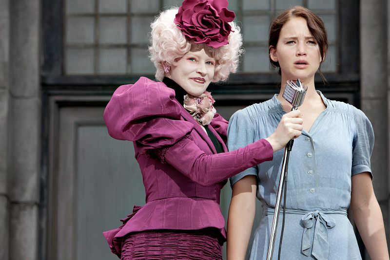 Elizabeth Banks es la excéntrica y chillona Effie Trinket