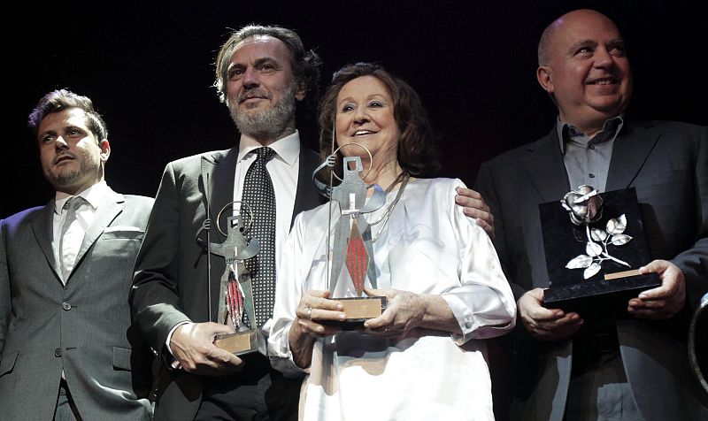 JOSÉ CORONADO, MICHELLE JENER Y AGUSTÍN ALMODÓVAR RECOGEN SUS SANT JORDI