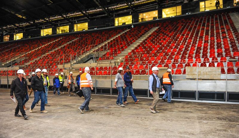 El complejo multiusos está ubicado a pocos metros de la céntrica Plaza de la Bandera, y con el mar Caspio como telón de fondo.
