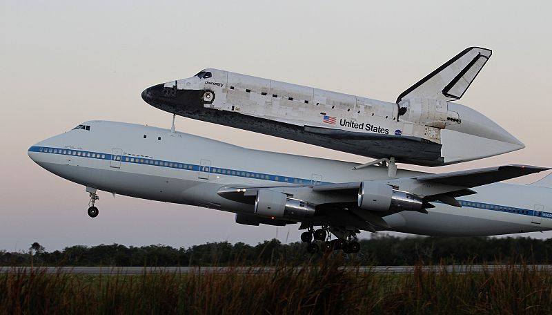 El transbordador Discovery acoplado al avión que le llevará al Museo del aire y del espacio, su destino final.