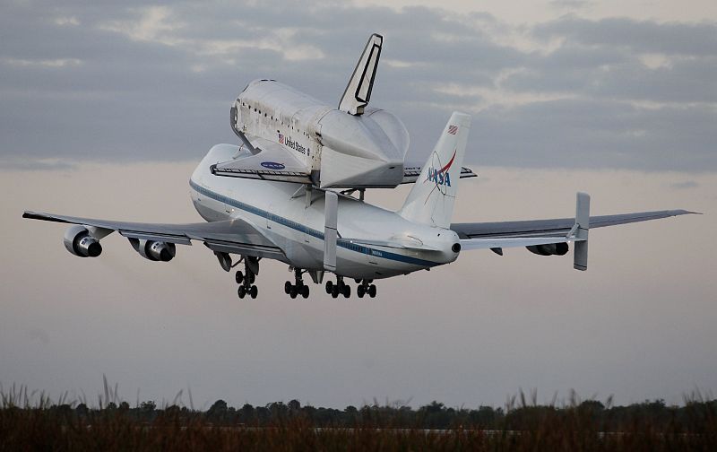 El transbordador Discovery, acoplado a un Boeing 747 de la NASA, despega rumbo al que será su último hogar. El Museo del Aire y del Espacio.