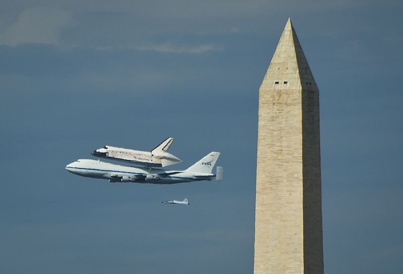 El vuelo del Discovery sobre el Monumento de Washington antes de aterrizar