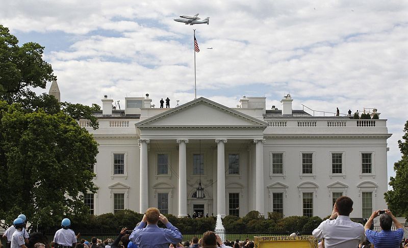 El Discovery planeó acoplado sobre el Boeing 747 modificado de la NASA durante unos 40 minutos sobre la capital estadounidense y sus principales monumentos y edificios.  En la imagen, sobre la Casa Blanca