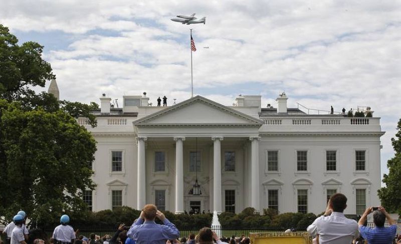 El Discovery planeó acoplado sobre el Boeing 747 modificado de la NASA durante unos 40 minutos sobre la capital estadounidense y sus principales monumentos y edificios.  En la imagen, sobre la Casa Blanca 