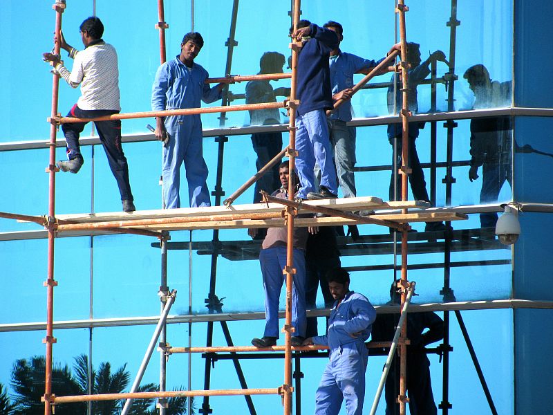 Trabajadores en andamios de Catar