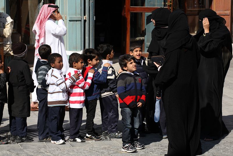 En Catar, la educación es obligatoria y gratuita desde el jardín de infancia hasta la universidad, pero solo para los cataríes autóctonos