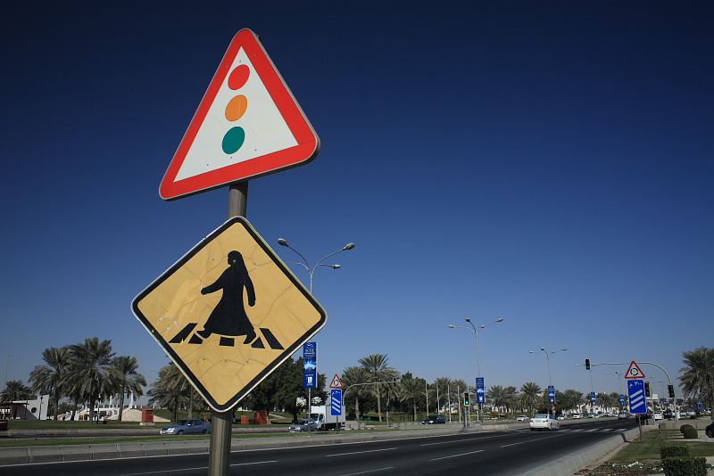 En Catar, las mujeres conducen sus propios vehículos y empiezan a ocupar puestos antes reservados solo para los hombres