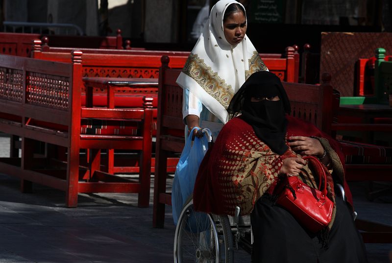 Criada y señora por las calles de Doha