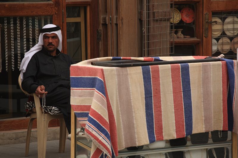 Comerciante con el masbaha, una especie de rosario cuyas cuentas representan los 99 nombres de Alá