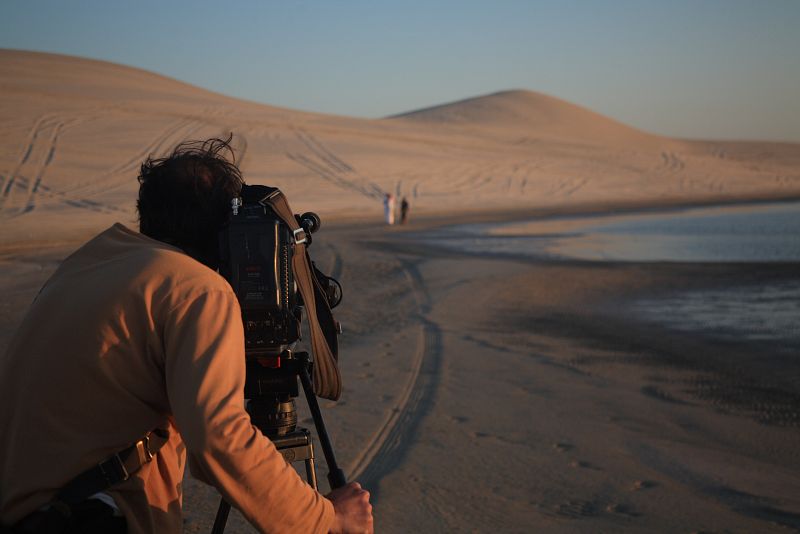 El cámara de En Portada, Fernando Pérez, y al fondo, Saud y Ziad