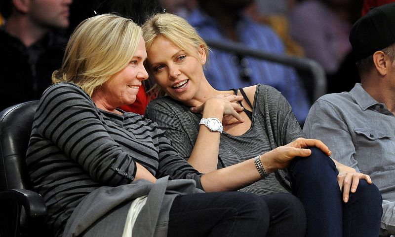 Gente y Tendencias - Charlize Theron y su madre