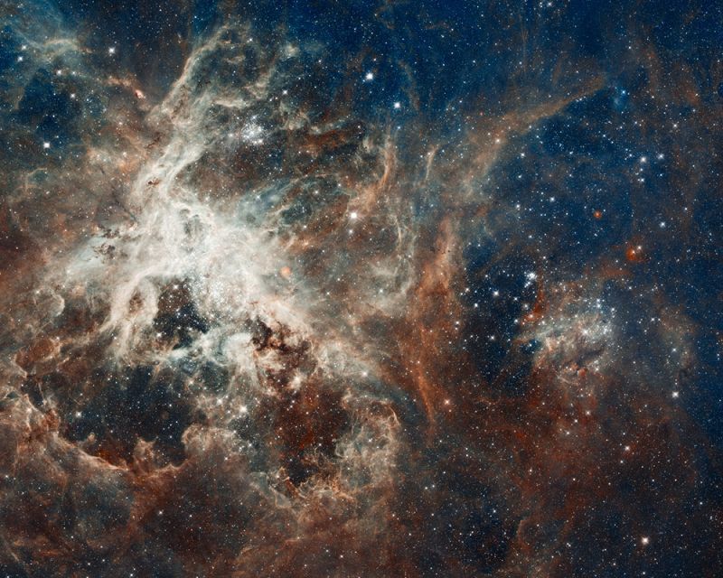 El corazón de la Nebulosa de la Tarántula, una brillante guardería de estrellas captada por el Hubble. Con esta imagen celebró su 22 aniversario