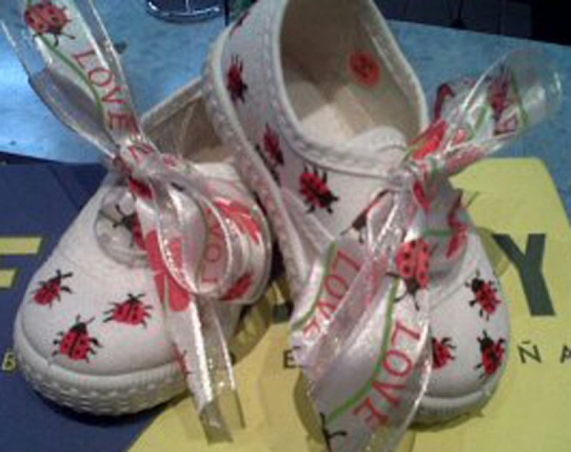 Zapatillas de nilña pintadas a mano