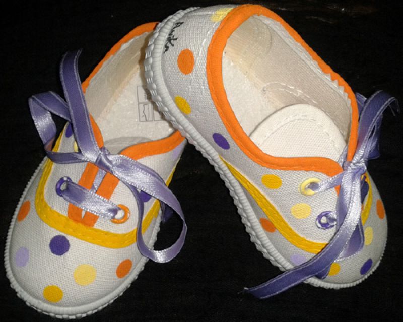 Zapatos de bebé pintados a mano