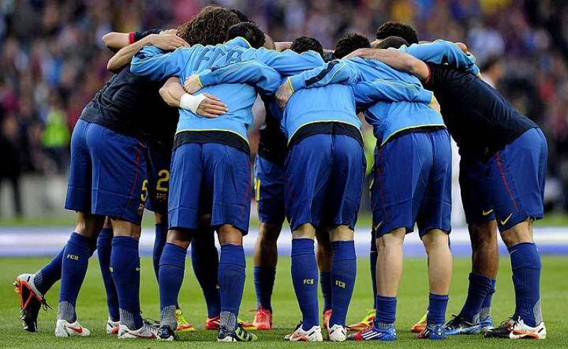 Los jugadores del Barça hacen piña antes del partido.
