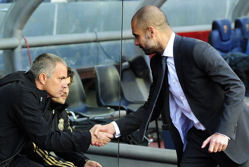 Los entrenadores, Pep Guardiola y Jose Mourinho, se saludan antes del Barça-Madrid