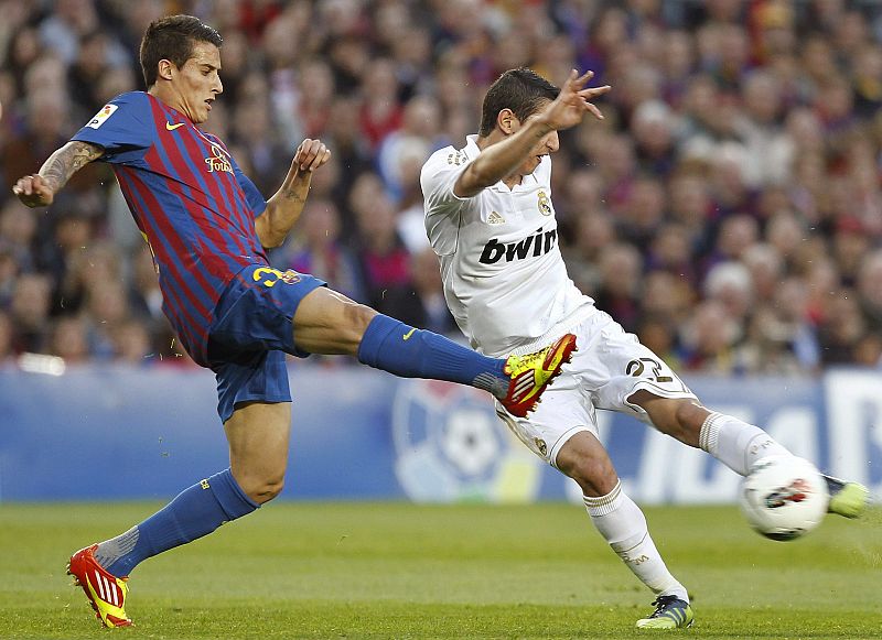 El delantero del FC Barcelona Christian Tello (i), pelea un balón con el centrocampista argentino del Real Madrid, Angel di María