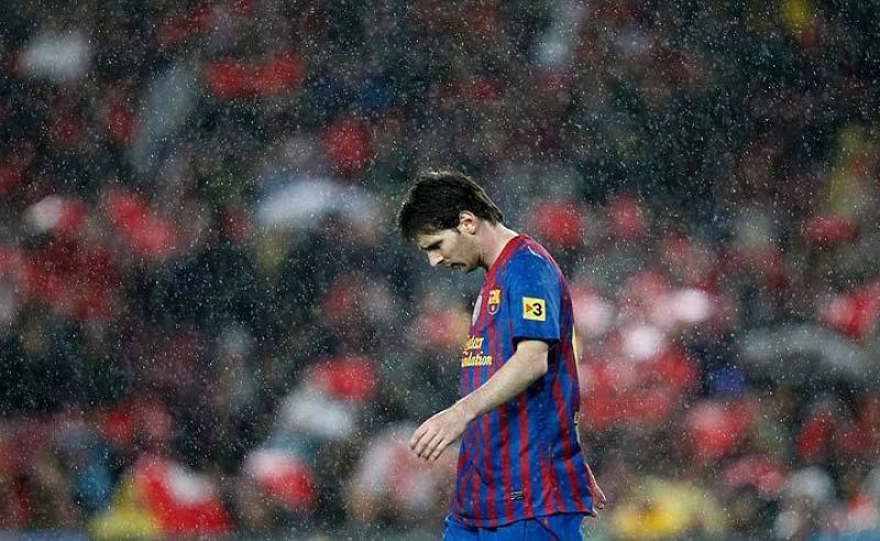 La lluvia cae sobre el cabizbajo Leo Messi en el Camp Nou