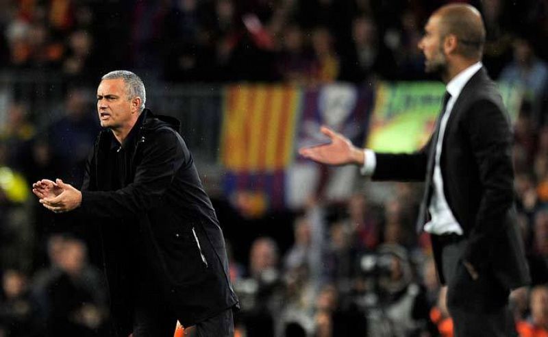 Jose Mourinho y Pep Guardiola siguen el partido desde la banda