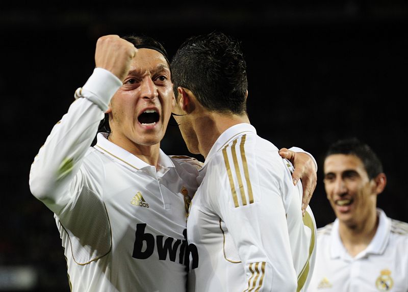 Los jugadores del Madrid celebran el segundo gol, obra de Cristiano Ronaldo