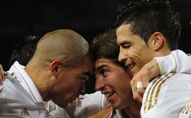 Pepe, Sergio Ramos y Cristiano Ronaldo celebran el 1-2