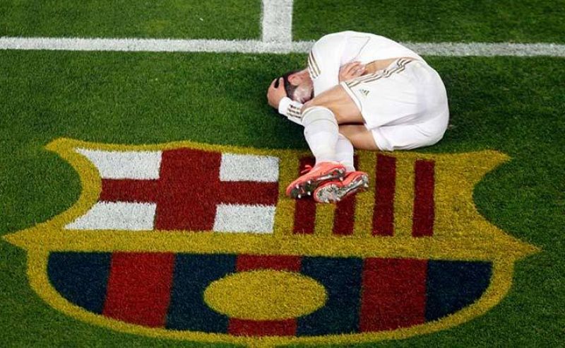 Cristiano Ronaldo se queja en la banda junto al escudo del Barça.